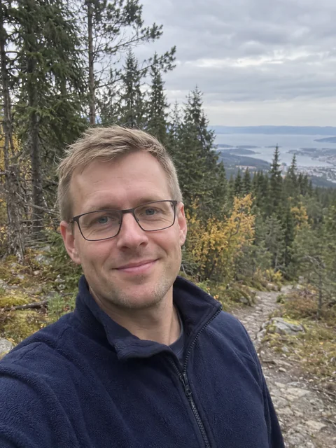 Sindre Ole Solberg Hansen på tur i Bymarka med Trondheimsfjorden bak
