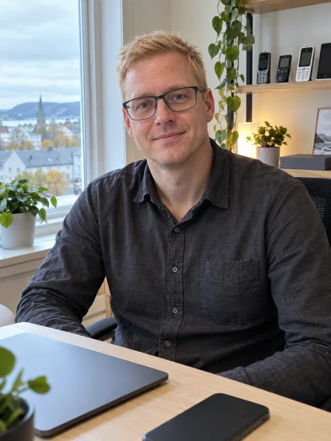 Sindre Ole Solberg Hansen ved skrivebordet hjemme i Trondheim